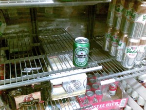 Humer van een vakkenvuller bij AlbertHeijn: het eenzame blik Heineken