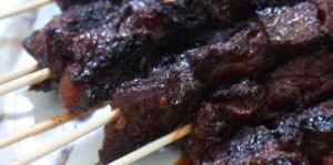 Ongeveer zo zwart zag de kipsaté er bij het AC-restaurant uit