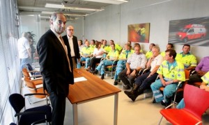 Burgemeester Job Cohen spreekt ambulancebroeders toe die van plan zijn om te gaan staken