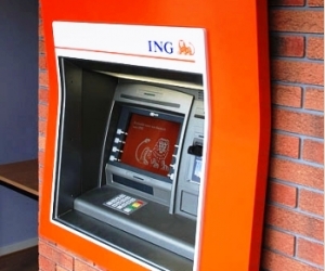 De oranje kleur van het scherm maakt de teksten moeilijk leesbaar