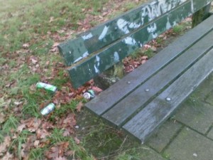 Stilleven in Amsterdam: houten bank met lege bierblikjes