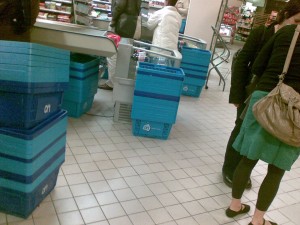 Als je een mandje nodig hebt, ga je gewoon naar een kassa bij Albert Heijn
