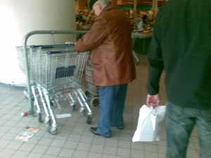 Bij Albert Heijn is het regelmatig vechten om de laatste boodschappenkar. Vaak nog zonder haak voor je boodschappentassen.